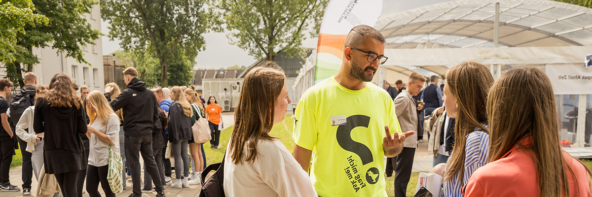 Eine Gruppe von Schülerinnen lässt sich von einem Campuslotsen beim Tag der offenen Tür informieren.