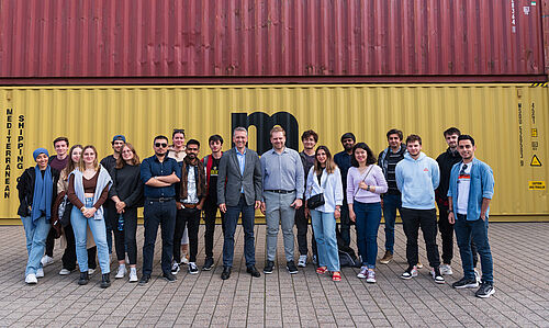 Die Gruppe der MIM Studenten, sowie Professor Arnaout und Herr Ivanov vor Containerlandschaften