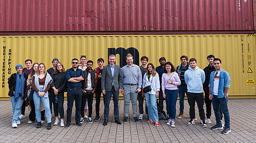 Die Gruppe der MIM Studenten, sowie Professor Arnaout und Herr Ivanov vor Containerlandschaften