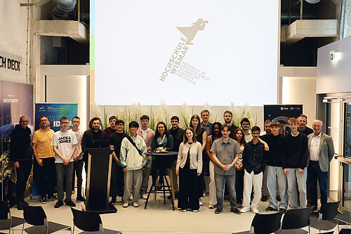 Pupils from Schwerin and Lübeck are joined by representatives from Wismar University of Applied Sciences and the judging panel at the final of the ideas competition at InnovationPort Wismar.