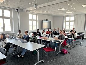 Die Studierenden sitzen an Ihren Plätzen und hören den Ausführungen von Herrn Oettinger zu