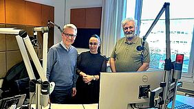 Drei Personen stehen in einem Radiostudio mit Mikrofonen und Mischpult und präsentieren das Projekt EUComplianceM4UA bei Radio LOHRO.
