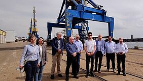 Ein Gruppenbild der Projektpartner am Seehafen Wismar