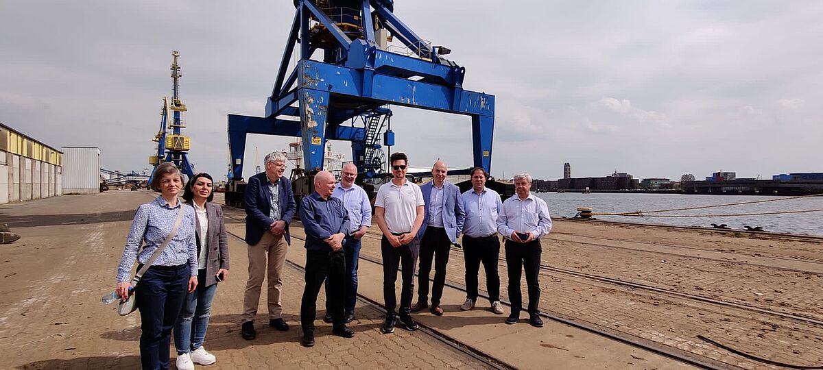 Ein Gruppenbild der Projektpartner am Seehafen Wismar