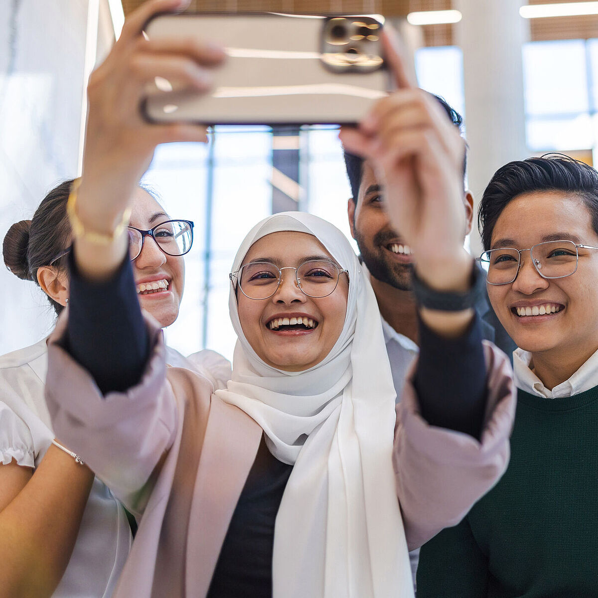 Introduction_Image Studiengang IM Master Drei International Students nehmen ein Selfie auf