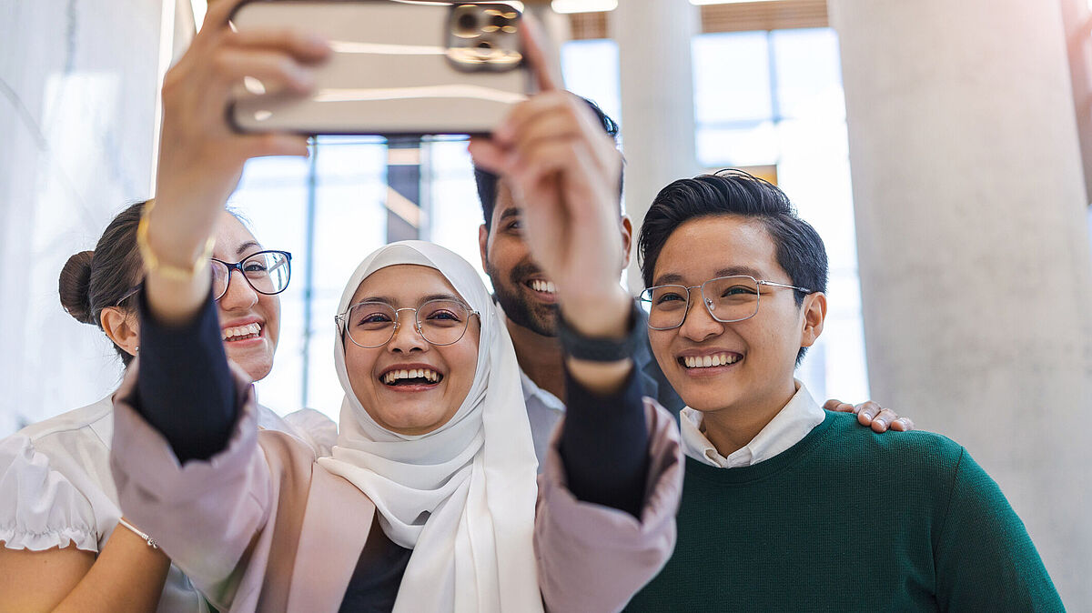 Introduction_Image Studiengang IM Master Drei International Students nehmen ein Selfie auf
