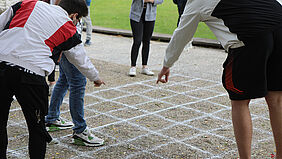 Erstsemester gemeinsam eine Weg durchs Kreide-Labyrinth.