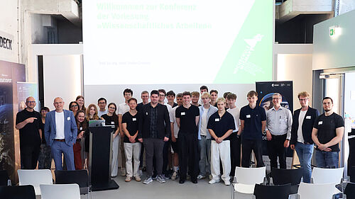 Gruppenfoto der Teilnehmenden der wissenschaftlichen Abschlusskonferenz im InnovationPort.