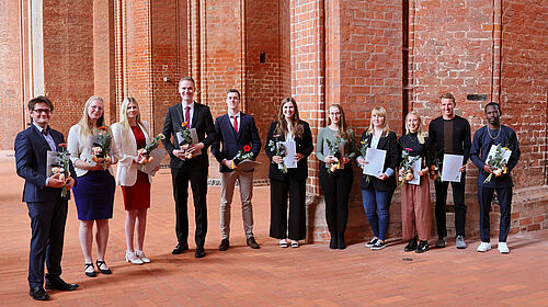 Gruppenbild der Absolventen und Absolventinnen des Bachelor- und Master-Studiengangs Betriebswirtschaft der Fakultät.