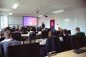 Hörsaal mit Studierenden, indem die Studierenden der Wirtschaftsinformatik eine Einführung in das Indoor Navigationssystem bekommen