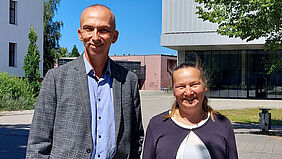 Es sind Prof. Dr. Daniela Schwerdt als neu gewählte Prorektorin für Forschung und Prof. Dr. Michael Schleicher als wiedergewählter Prorektor für Bildung auf dem Campus vor Haus 6 zu sehen.  