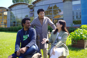 Drei junge Menschen, John Samuel, Zefanya Ezranta und Muzhdah Shayan, sitzen und stehen im Grünen vor einem modernen Gebäude. Sie unterhalten sich und lächeln. Ihr Projekt zur Sehunterstützung wurde beim INSPIRED-Wettbewerb ausgezeichnet.