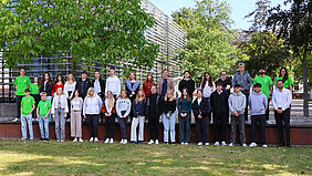 Gruppenbild der Erstsemester Wirtschaftsrecht im Freien vor der Bibliothek