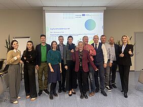 Die Teilnehmer des Kick-off Meetings stehen für ein Gruppenbild zusammen.