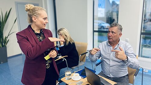Laima Gerlitz from the EPC discusses enthusiastically with the participants.