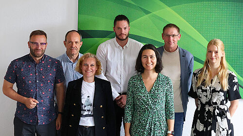 Gruppenbild eines Teils des neu gewählten Fakultätsrats 2024 der Fakultät für Wirtschaftswissenschaften.