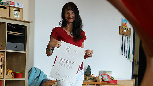 Jacqueline Ewert mit dem Zertifikat Familiengerechte Hochschule 2020 in der Kurzzeitkinderbetreuung