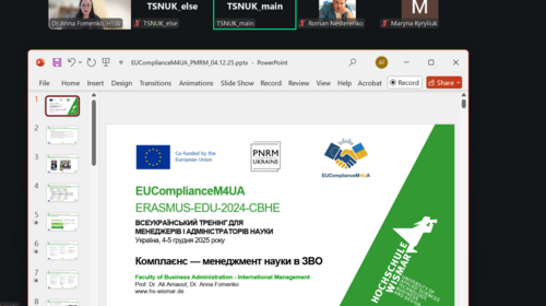 Screenshot einer virtuellen Schulung mit Präsentationsfolie zum EUComplianceM4UA-Projekt und Teilnehmenden über Zoom.