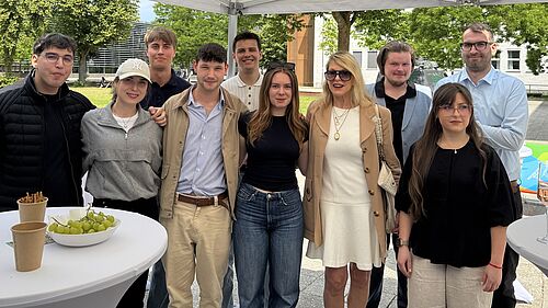Eine Gruppe Studierender steht zusammen mit Prof. Dr. Jantina Nord unter einem Pavillon vor der Hochschulwiese.