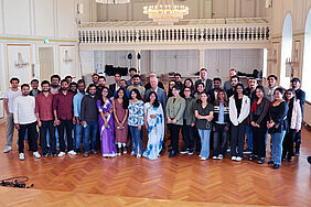 Empfang internationaler Studierender im Rathaus Wismar Gruppenfoto internationaler Studierender des Masterstudiengangs International Management mit Vertretern der Hansestadt Wismar und der Hochschule Wismar im Rathaus.