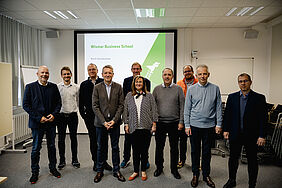 Gruppenbild der Delegation aus Ungarn zusammen mit dem Dekanat und Professoren der Fakultät Wirtschaftswissenschaften