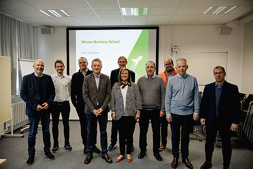 Gruppenbild der Delegation aus Ungarn zusammen mit dem Dekanat und Professoren der Fakultät Wirtschaftswissenschaften