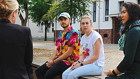 Sarah und Leon sitzen zwischen Frau Prof. Schmolke (rechts) und Frau Skodda (links)