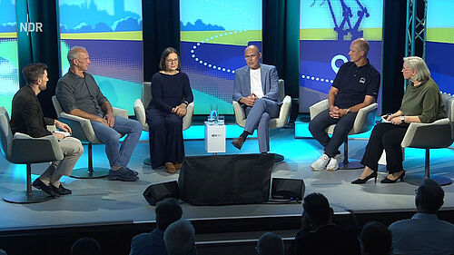 Sechs Personen sitzen während einer Podiumsdiskussion auf der Bühne im NDR-Landesfunkhaus.