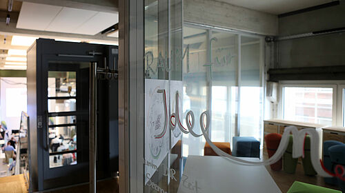 Auf der oberen Etage das InnovationPort Wismar gibt es ausreichend "Raum für Ideen", wie man auf der Glasscheibe lesen kann, die auch Einblicke in den Raum gestattet.